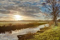 Petit bateau avec lever de soleil