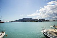 Uitzicht vanuit de haven op zee