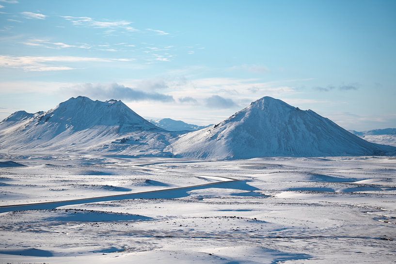 Verschneite Landschaft in Island von Bart Gort