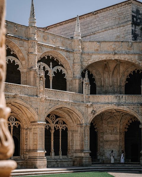 2 Damen besuchen das Kloster. von Sharon de Groot