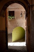 Gasse in Bosa, Sardinien.