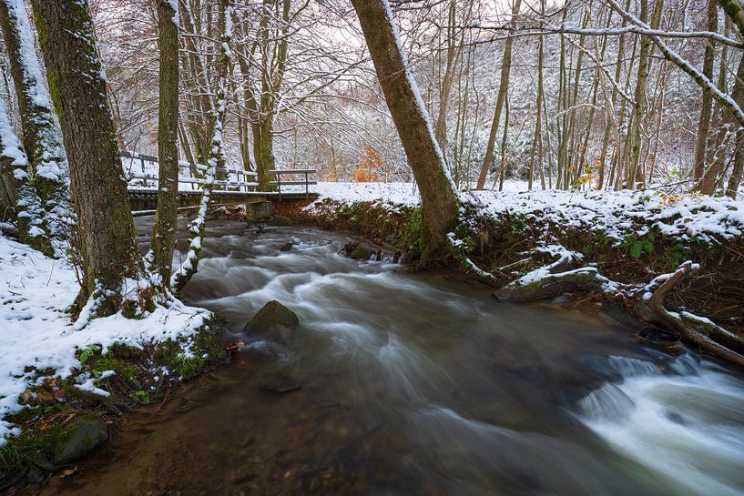 Ein kleiner Fluss, fotografiert im Winter in den belgischen Ardennen. von Rob Christiaans