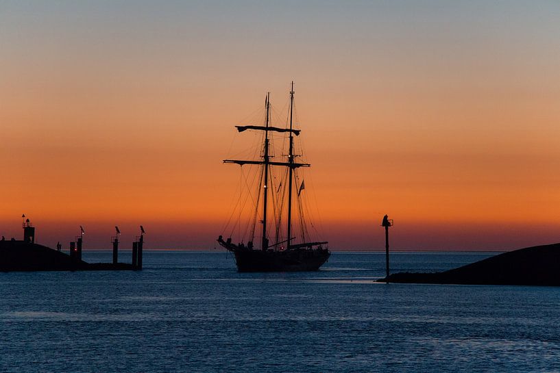 Schip tijdens zonsondergang van Jo Pixel