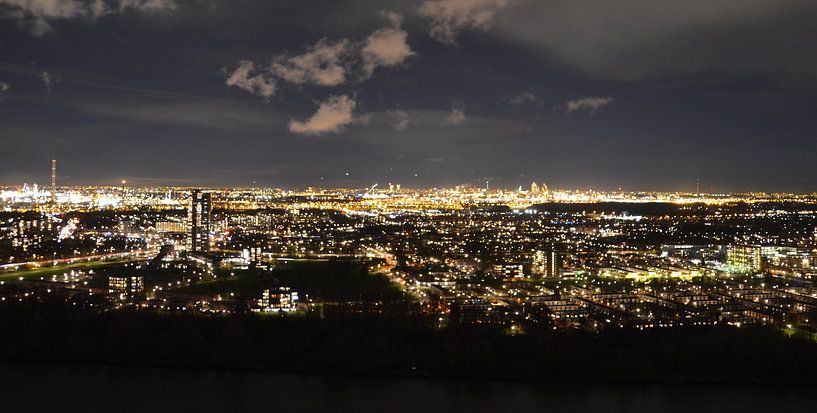 Rotterdam bij nacht by Marcel Schouten