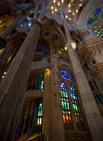 De prachtige kleurrijke binnen kant van de Sagrada Familia