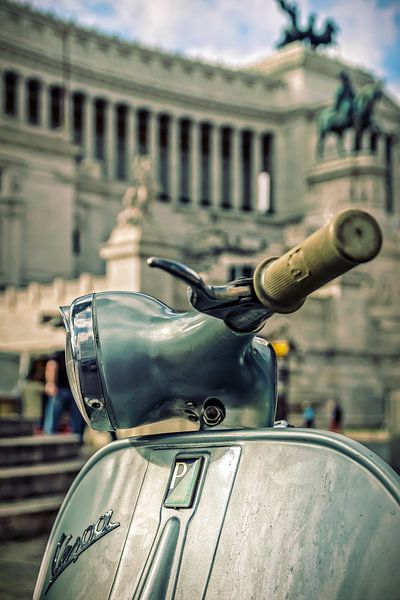 Roma: Vespa im il Vittoriano von Juvani Photo