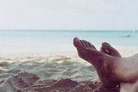 Die Füße im Sand