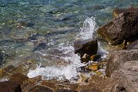 Zee, rotsen en opspattende golf