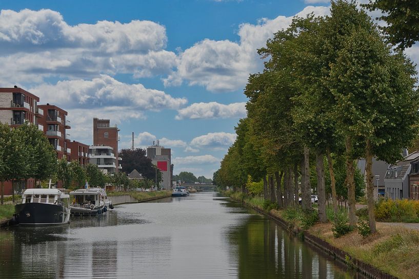 Situé sur le côté du canal, le South Willemsvaart par Jolanda de Jong-Jansen