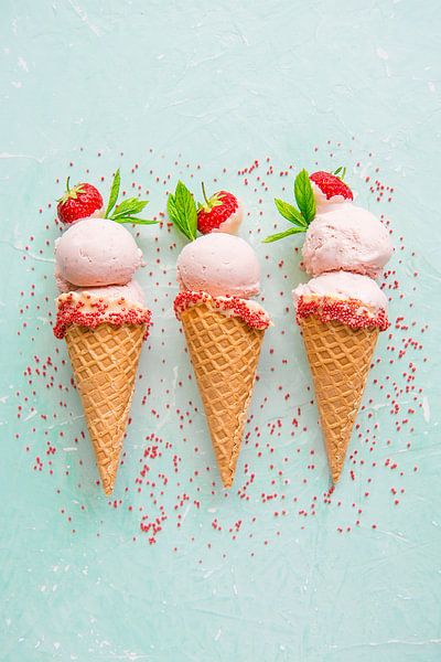 SF12355823 Trois glaces à la fraise en cornets avec litière par BeeldigBeeld Food & Lifestyle