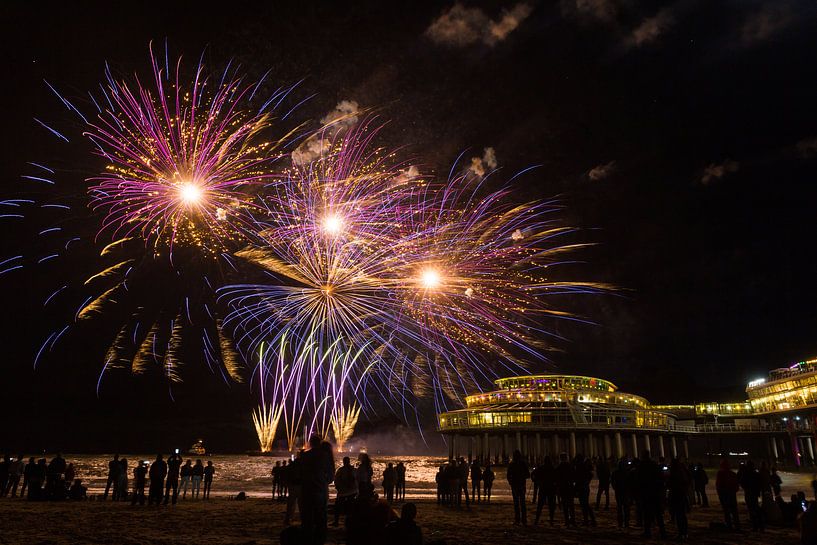 Vuurwerk op de zee bij Scheveningen Pier  von Dexter Reijsmeijer