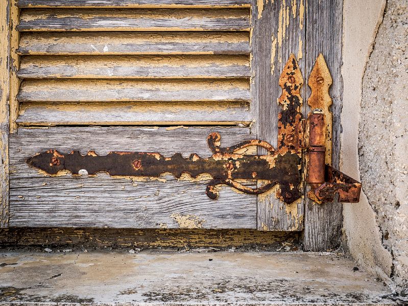 Alter hölzerner Fensterladen mit verrostetem Scharnier von Art By Dominic