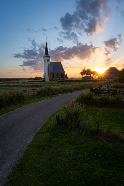 Sonnenaufgang an der Kirche von Den Hoorn, Texel von Teun Janssen