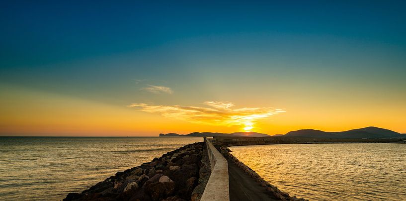 Lumière du soir dans le port d'Alghero - Sardaigne. par Damien Franscoise