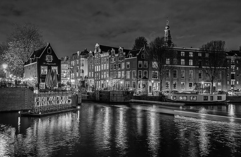 Fahrt auf der Sluyswacht in Amsterdam (schwarz-weiß) von Jeroen de Jongh Fotografie