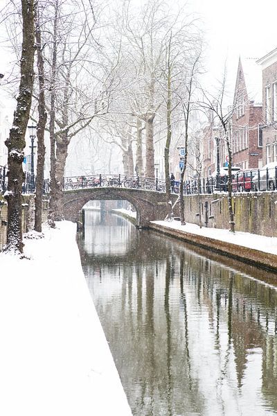 Winter in Utrecht. Verschneite Höfe auf der Nieuwegracht. von André Blom Fotografie Utrecht