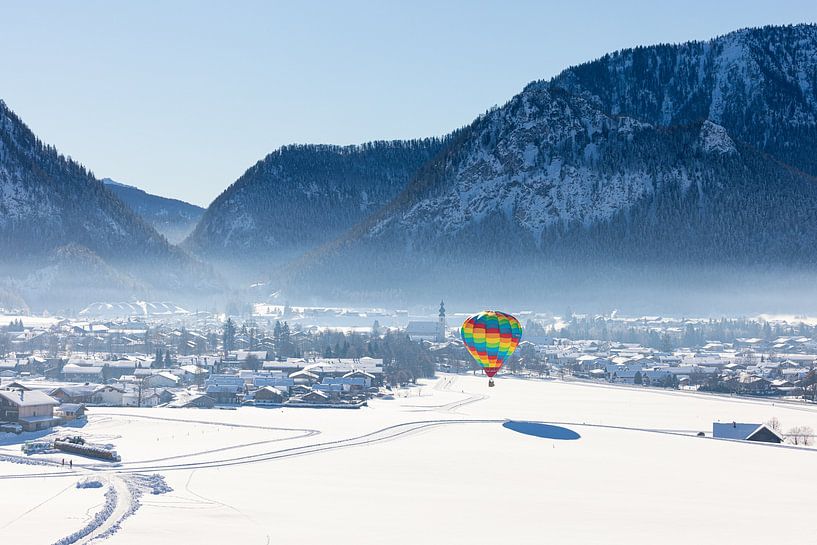 Heißluftballons schmücken den Himmel über dem verschneiten Inzell in Deutschland von Stefan Verkerk fotografie