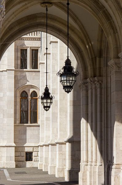 Schlossansicht mit schwarzen Laternen von Marly De Kok