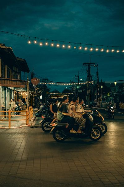 Nachtleben in Asien: Rollerfahrer im Lichterglanz von NZME Photography