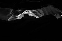 Fluisterende Golven In de Duisternis