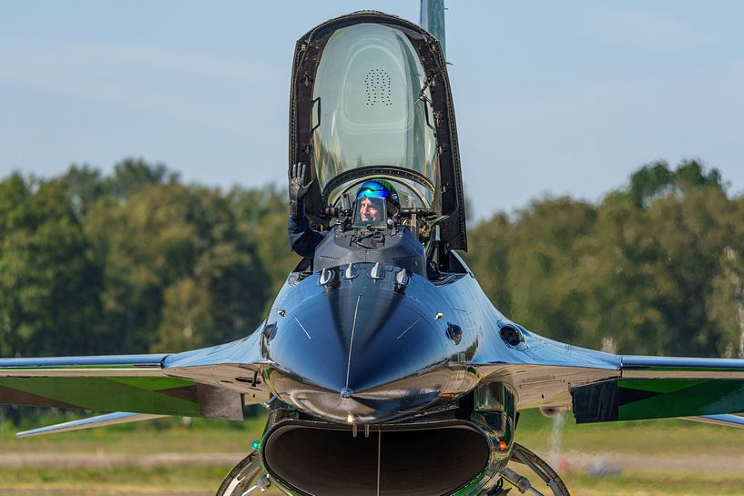 F-16 Demo piloot "Vrieske" in zijn Dream Viper. van Jaap van den Berg