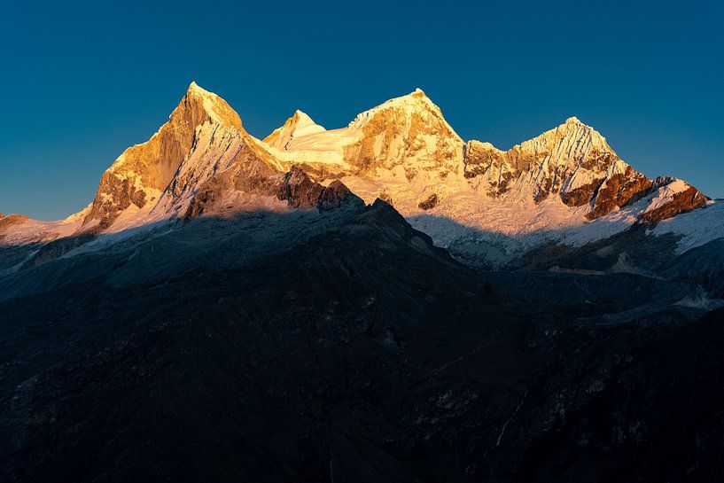 Sonnenaufgang in der peruanischen Cordillera Blanca von Pascal van den Berg