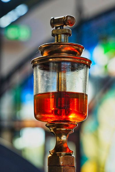 Huile couleur miel dans un dispositif de lubrification permanente d'une machine par HGU Foto