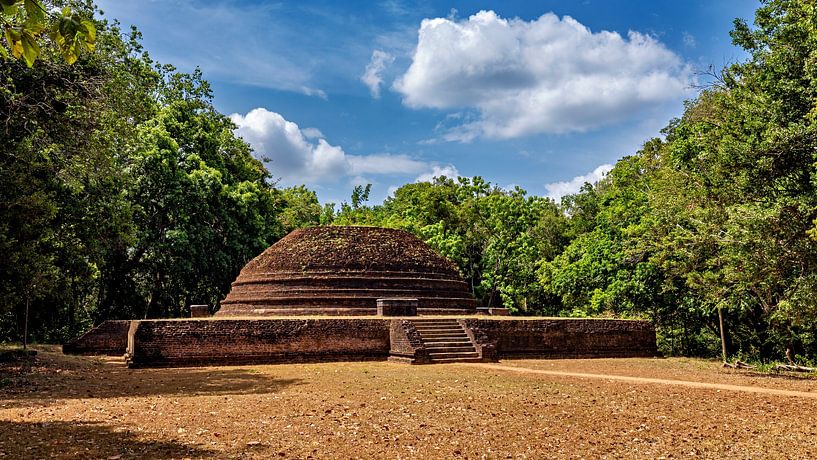 Alte Stupas bei Sigiriya in Sri Lanka von Roland Brack