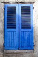 Blaue Fensterläden