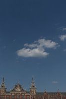 Blick auf den Hauptbahnhof Amsterdam mit blauem Himmel und Wolken
