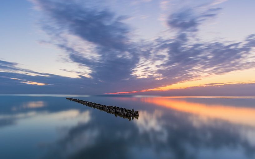Un magnifique coucher de soleil sur l'IJsselmeer près de Hindeloopen dans la province de la Frise. par Marga Vroom