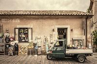 Savoca en Sicile, magasin avec Piaggio Ape pick-up.