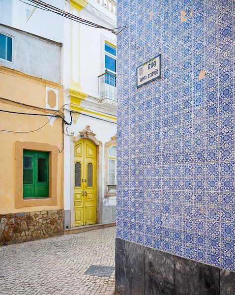 Rues colorées d'Olhão | Photographie de voyage au Portugal par Sanne Overeijnder