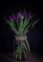 Tulpen mit Vase im Dunkeln
