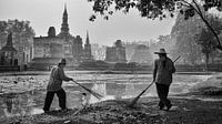Tuinmannen vegen bladeren, Sukhothai (Thailand)