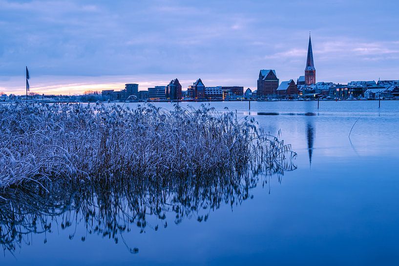 Blick über die Warnow auf die Hansestadt Rostock im Winter von Rico Ködder