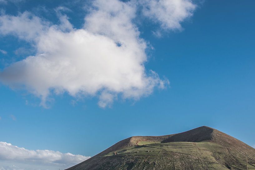 Vulkaan en kegel op het vulkanische eiland Lanzarote, een van de Canarische Eilanden van Spanje par Harrie Muis