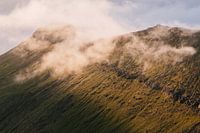 Sommet de la montagne au coucher du soleil depuis Slættaratindur