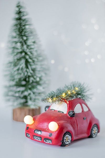 Image d'ambiance de Noël, arbre de Noël sur le toit d'une voiture. par Ingrid de Jongh