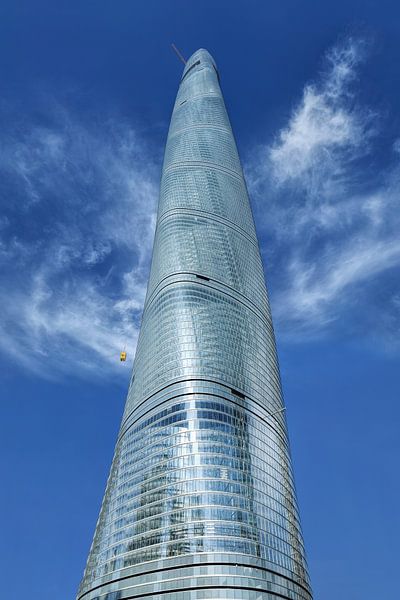 Shanghai Tour contre un ciel bleu avec des nuages ​​dramatiques par Tony Vingerhoets