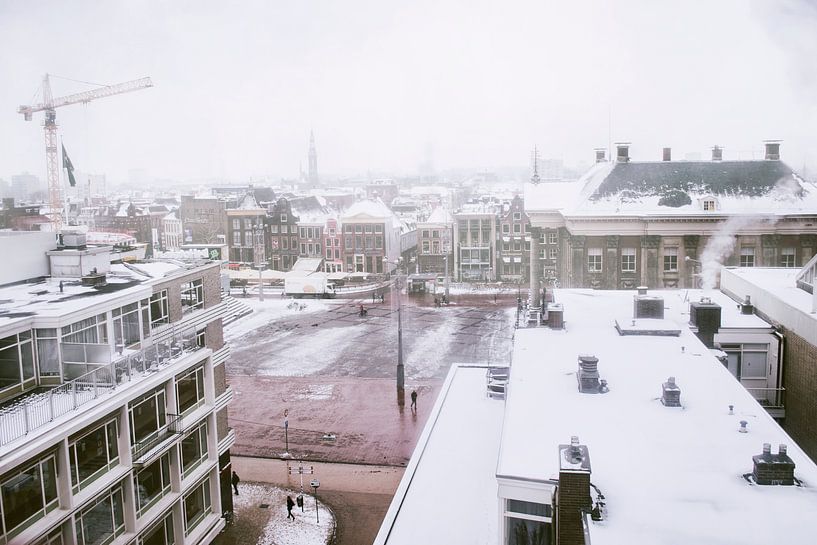 Bezauberndes Winterfoto vom Grote Markt in Groningen - verschneite Landschaft für eine warme Atmosphäre von Elianne van Turennout