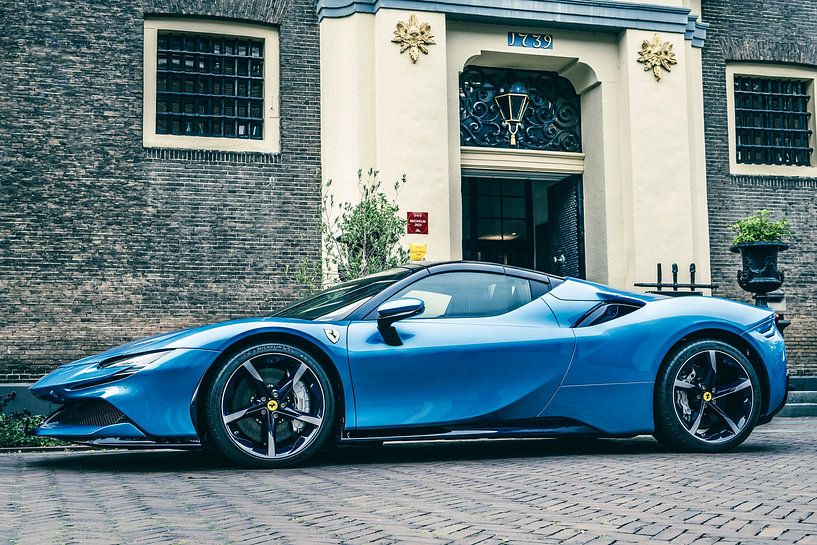 Sportwagen Ferrari SF90 in hellblau von Sjoerd van der Wal Fotografie