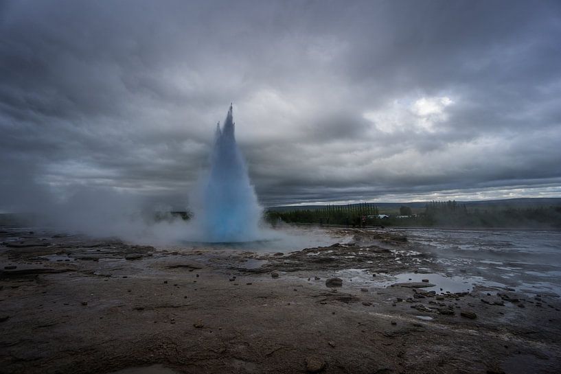 Island - Türkisfarbenes heißes kochendes Wasser, Gipfel des Ausbruchs des Geysirs Strokkur mit Bäumen von adventure-photos
