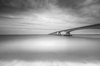 Zeelandbrug in schwarz und weiß