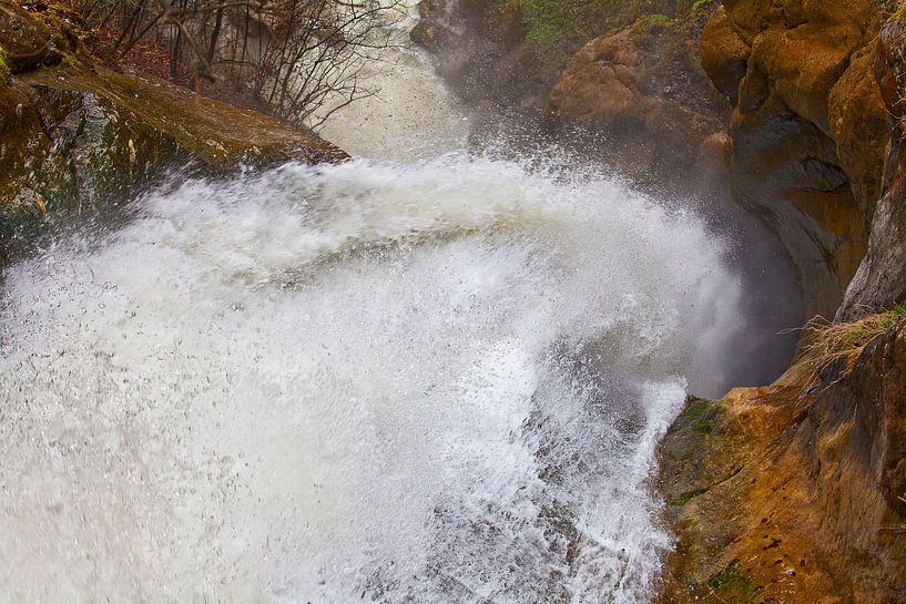 Wasserfall durch einen Felsen von Christa Kramer