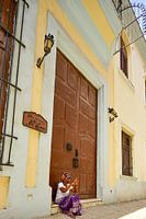 Die kubanische Frau mit einer kubanischen Zigarre.