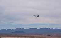 F16 au-dessus du désert