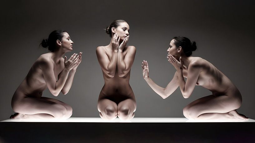 Fine-Art Photography - Drei nackte Frauen im Dialog von Retinas images