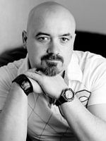 Een zwartwit portret van een stoere man!