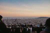 Sonnenuntergang in Barcelona mit Blick auf Stadt und Meer.